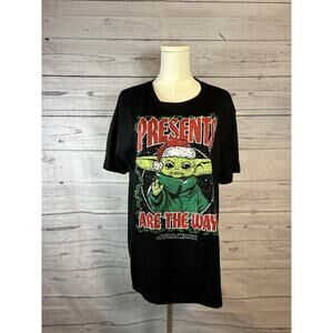Black Star Wars The Mandalorian Grogu “Presents Are The Way” T-Shirt Large